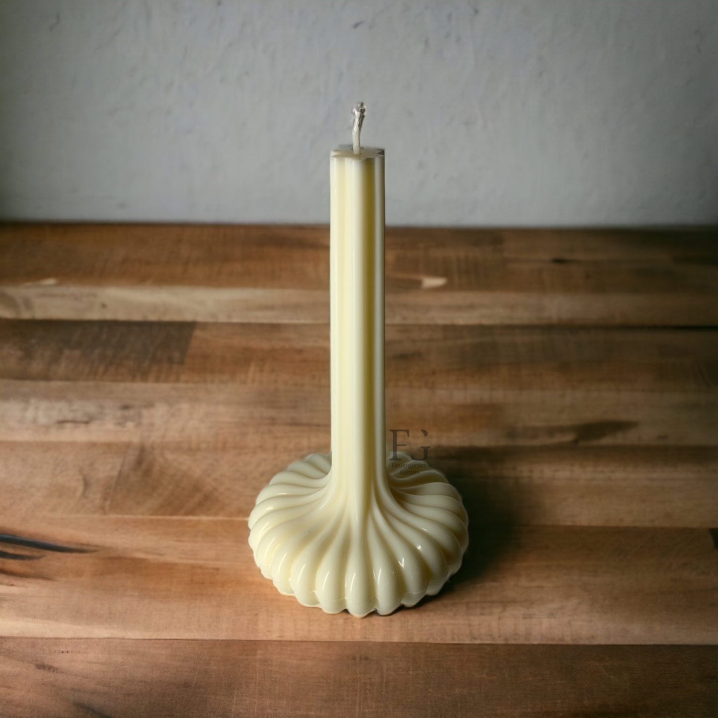 Längliche Kerze 'Vase' Weiß