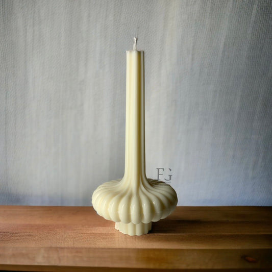 Längliche Kerze 'Vase' Weiß