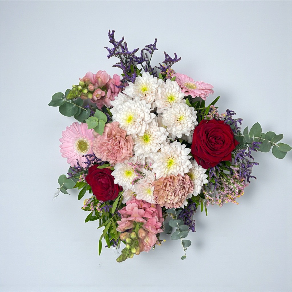 Natürlicher Blumenstrauß, Saisonal angepasst.