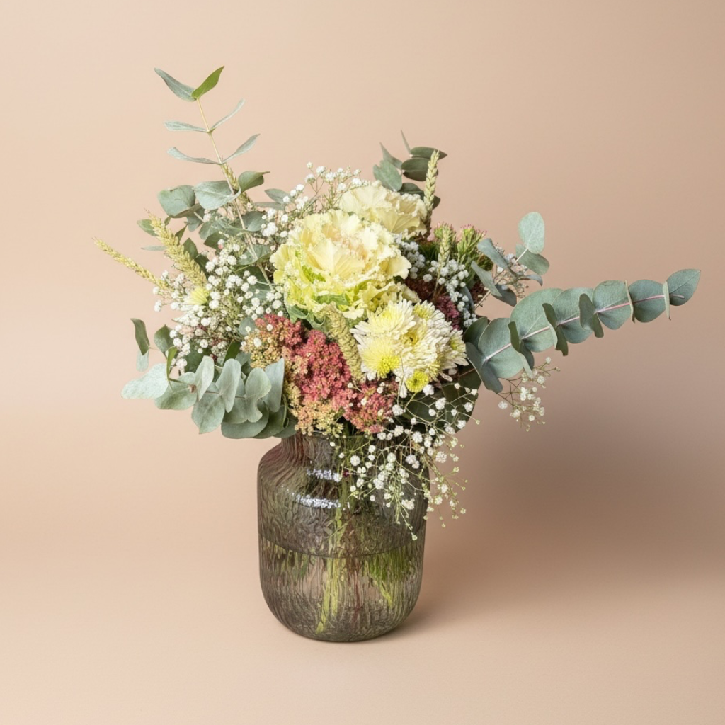 Ländlicher Blumenstrauß Landluft mit Zierkohl, Chrysanthemen, rosa Sedum und Eukalyptus in Glasvase