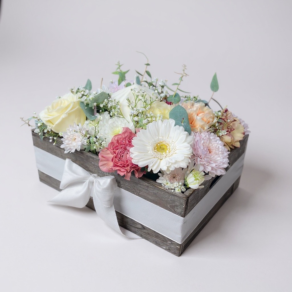 Rustikaler Blumengesteck aus frischen Blumen