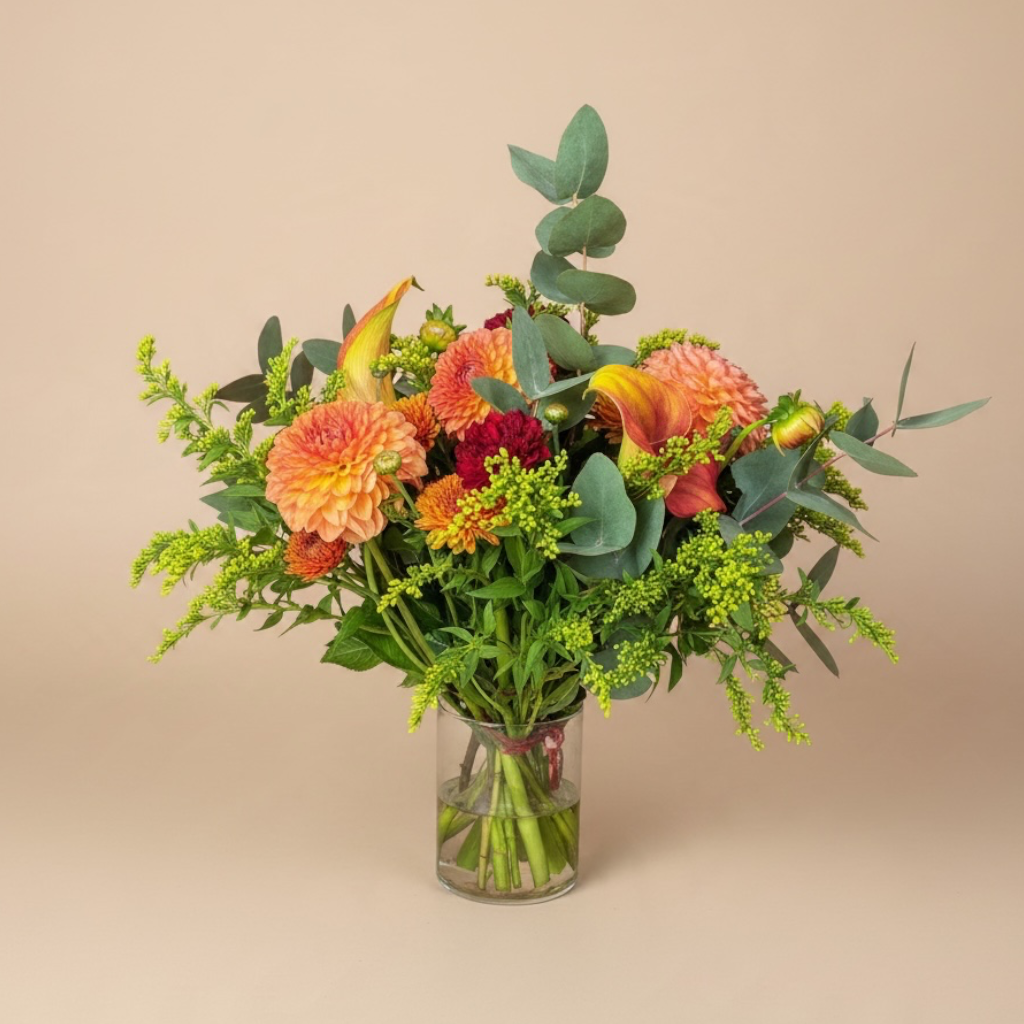 Herbstblumenstrauß mit Dahlien, Chrysanthemen und saisonalem Grün, gebunden von FG Bloom